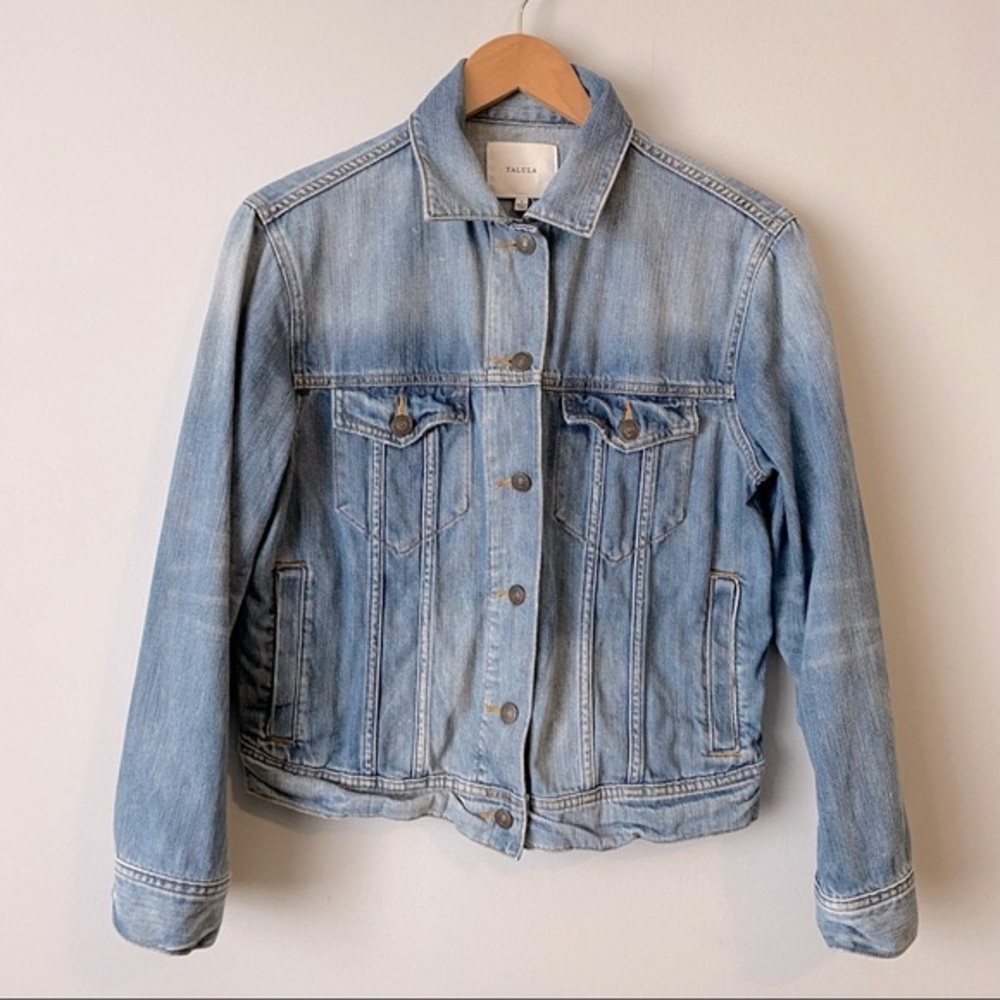 Aritzia Talula women’s cropped stone wash jean jacket. Size small